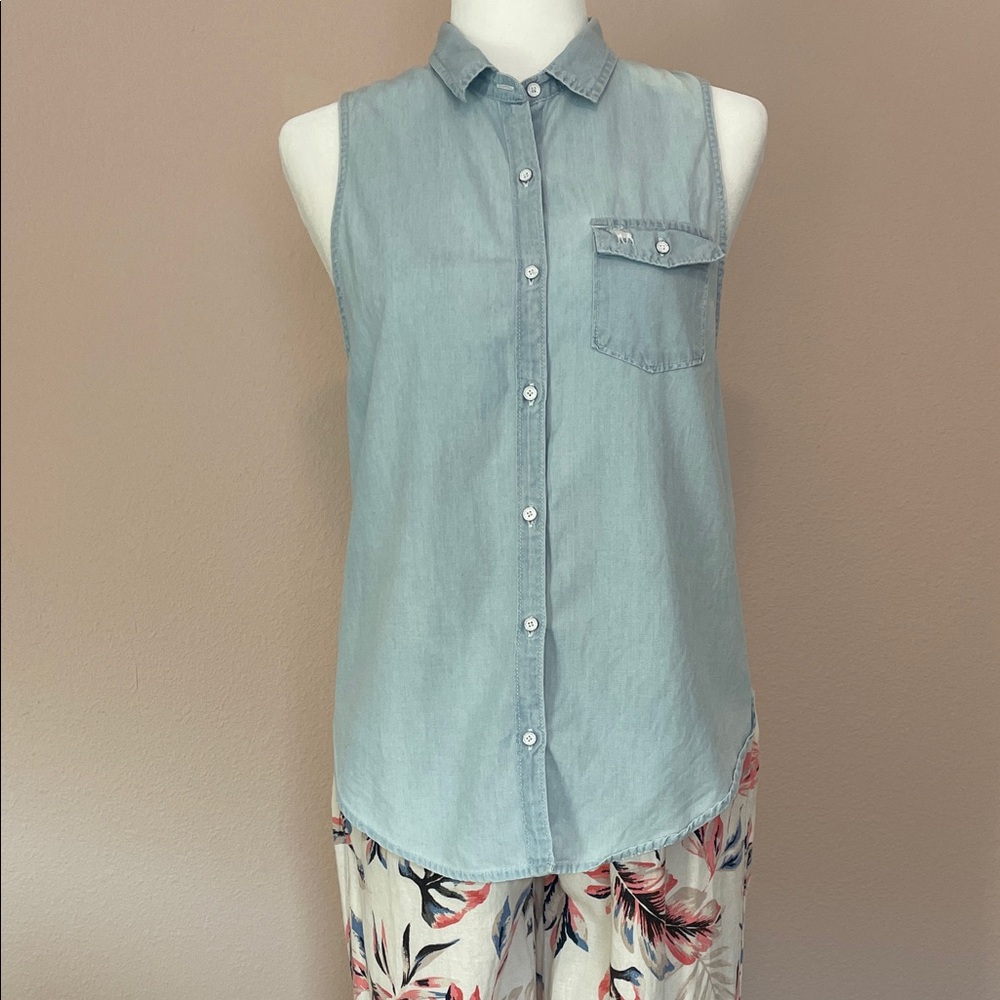 Abercrombie‎ & Fitch Light Blue Sleeveless Button Down Shirt
